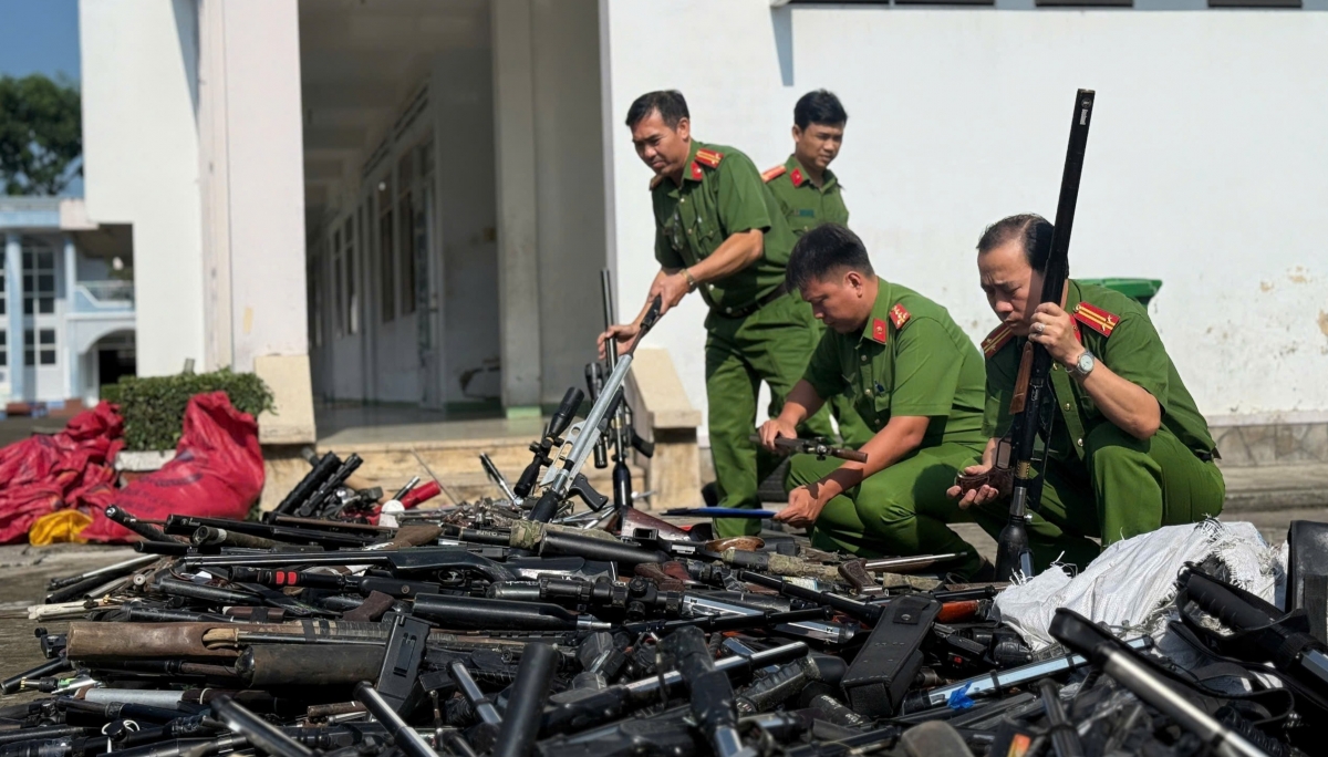 Long An tiêu huỷ hàng ngàn vũ khí, công cụ hỗ trợ và vật liệu nổ